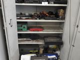 une armoire contenant tout un tas d'appareils électroniques