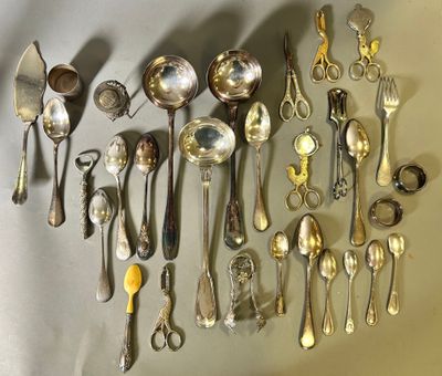 many spoons and spoon spoons on the wall