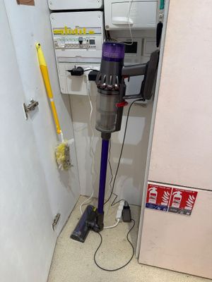 un aspirateur qui se trouve dans le coin d'une pièce
