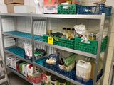 une étagère contenant de nombreux objets différents dans une pièce