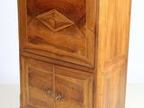 un petit meuble en bois surmonté d'un tiroir