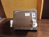 une petite machine posée sur une table