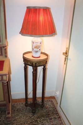 a lamp that is sitting on a table in a room