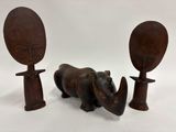 une paire de sculptures en bois représentant des éléphants et un homme coiffé d'un chapeau