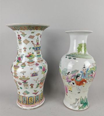 paire de vases chinois ornés de scènes asiatiques