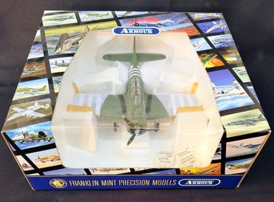 une boîte contenant une maquette d'hélicoptère militaire