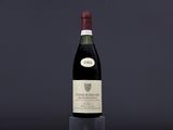 une bouteille de vin posée sur une table noire