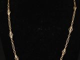 un collier à chaîne en or sur un mannequin noir