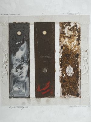 trois œuvres d'art accrochées au mur