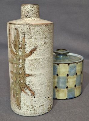 Réunion d'une boîte couverte en céramique bleu gris signée "…