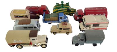 beaucoup de petites voitures et de petits camions posés sur une surface blanche