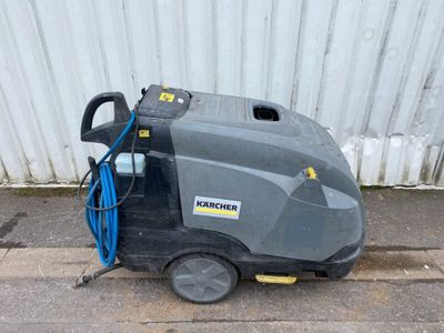 an image of a machine that is sitting on the street