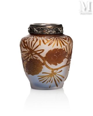 un vase orné d'un motif doré et blanc