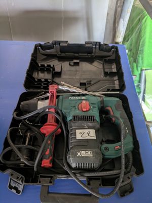 une perceuse et une perceuse filaire dans un coffret