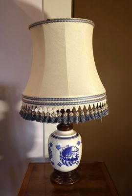 une lampe posée sur une table dans une pièce