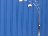 une photo d'un lampadaire muni de cinq ampoules