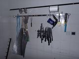 de nombreux outils accrochés au mur de la cuisine
