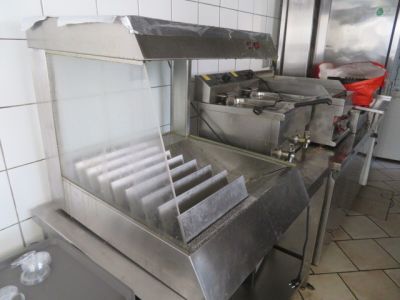 une image d'une cuisine commerciale avec des appareils en acier inoxydable
