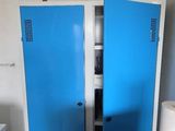 deux portes bleues ouvertes dans une pièce
