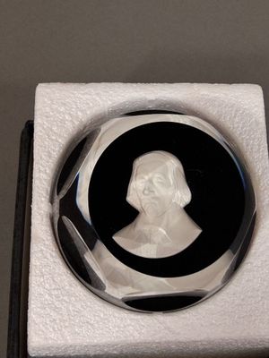 une photo en noir et blanc représentant un buste dans une boîte