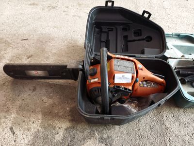 a chainsaw that is laying on the ground