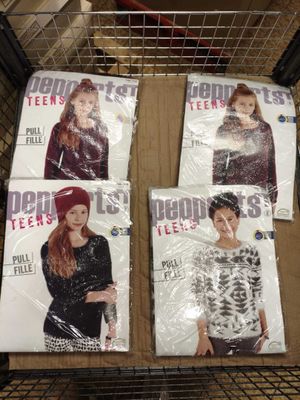 Quatre affiches des Girls' Generation sont exposées dans un caddie