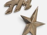 paire de broches en métal en forme d'étoile, ornées de la lettre « m » et d'une étoile
