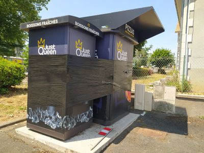 deux poubelles qui se trouvent au milieu de la rue