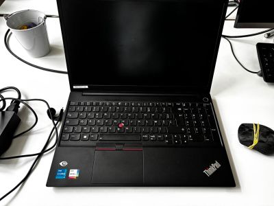un ordinateur portable posé sur un bureau avec une souris