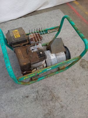 une petite machine posée sur le sol