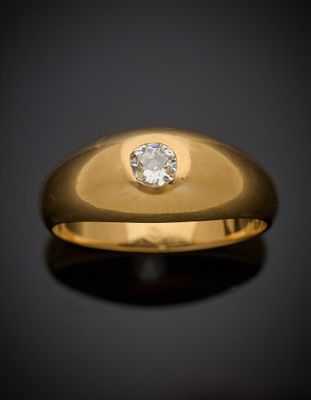 gros plan d'une bague en or avec un diamant au centre