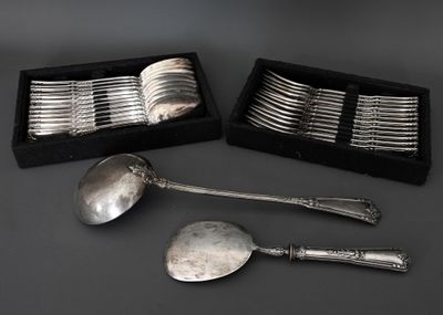 plusieurs cuillères en argent et un repose-cuillère dans une boîte posée sur une table