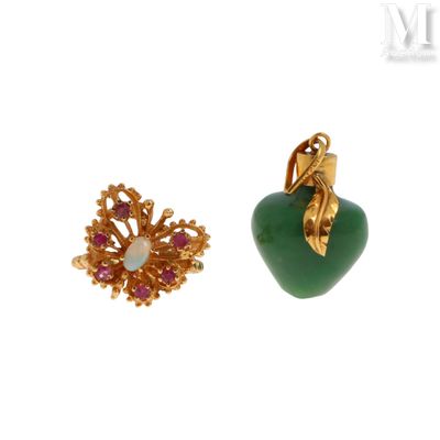 deux bijoux représentant un cœur vert et une fleur rose