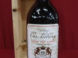 une bouteille de vin posée sur une table