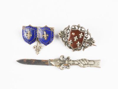 Lot "royaliste" : - broche en argent centrée d'un écu à fond…