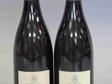 deux bouteilles de vin posées l'une à côté de l'autre sur une table