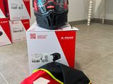 un casque et un sac posés par terre