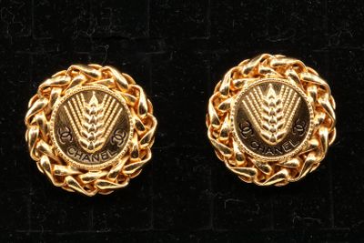 une paire de boucles d'oreilles dorées ornées d'un motif de blé