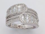 gros plan d'une bague en diamant sur fond blanc