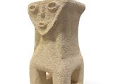 une image représentant une statue en pierre représentant un chien sur fond blanc