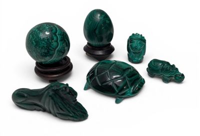 REUNION DE SUJETS en malachite sculpté comprenant hippopotam…