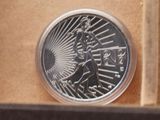 une pièce d'argent sur laquelle figure une femme