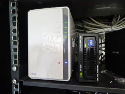 une image représentant un ordinateur équipé d'un disque dur et d'un autre disque dur qui y est connecté