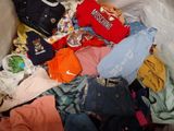 une boîte pleine de vêtements posée sur le sol