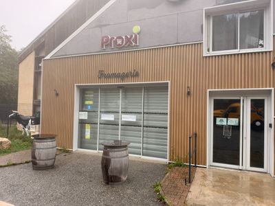 un immeuble sur la façade duquel est accrochée une pancarte indiquant « pox »