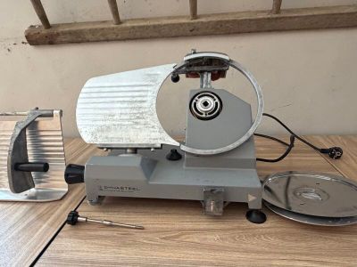 une machine posée sur une table