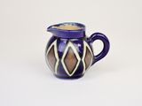 pichet en céramique violet et blanc, orné d'un motif géométrique sur l'extérieur