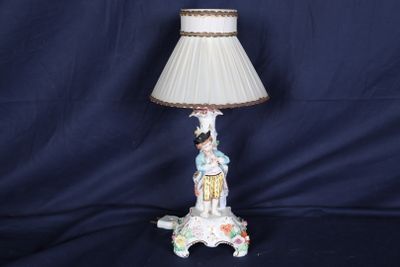 une lampe posée sur une table et munie d'un abat-jour
