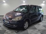 la photo d'une voiture garée dans un garage