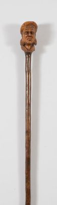 Canne décorative à fût en bois naturel, pommeau sculpté d'une tête de 